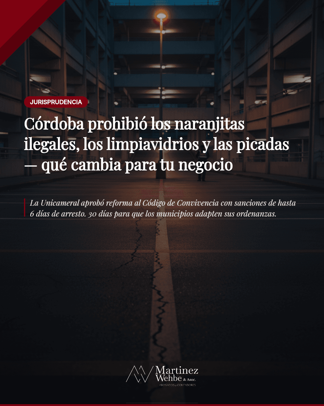 Intersección urbana al atardecer — fallo del Código de Convivencia de Córdoba contra naranjitas ilegales