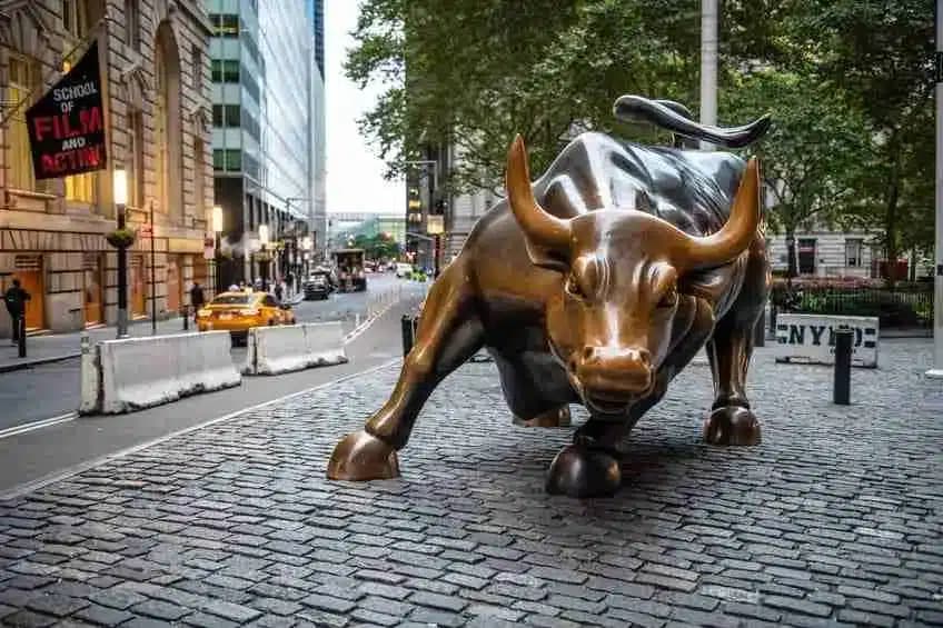 Activos argentinos registran fuerte repunte: riesgo país toca mínimos de 6 años
